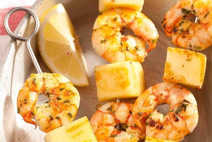 Espetinho de camarão com queijo