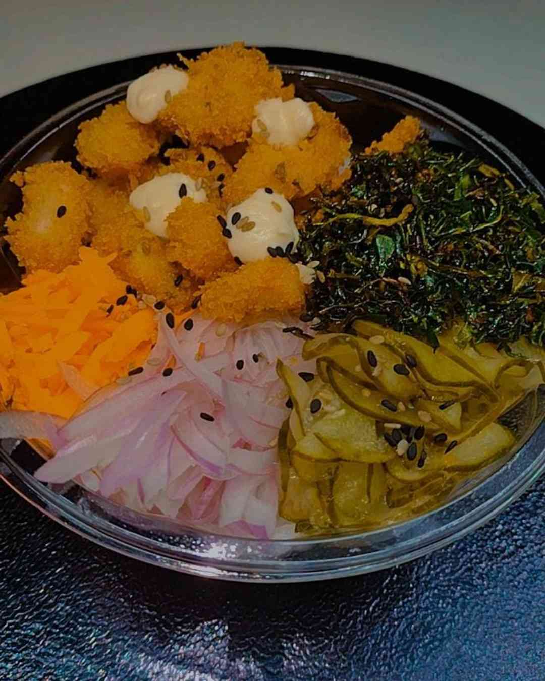 Poke de frango empanado