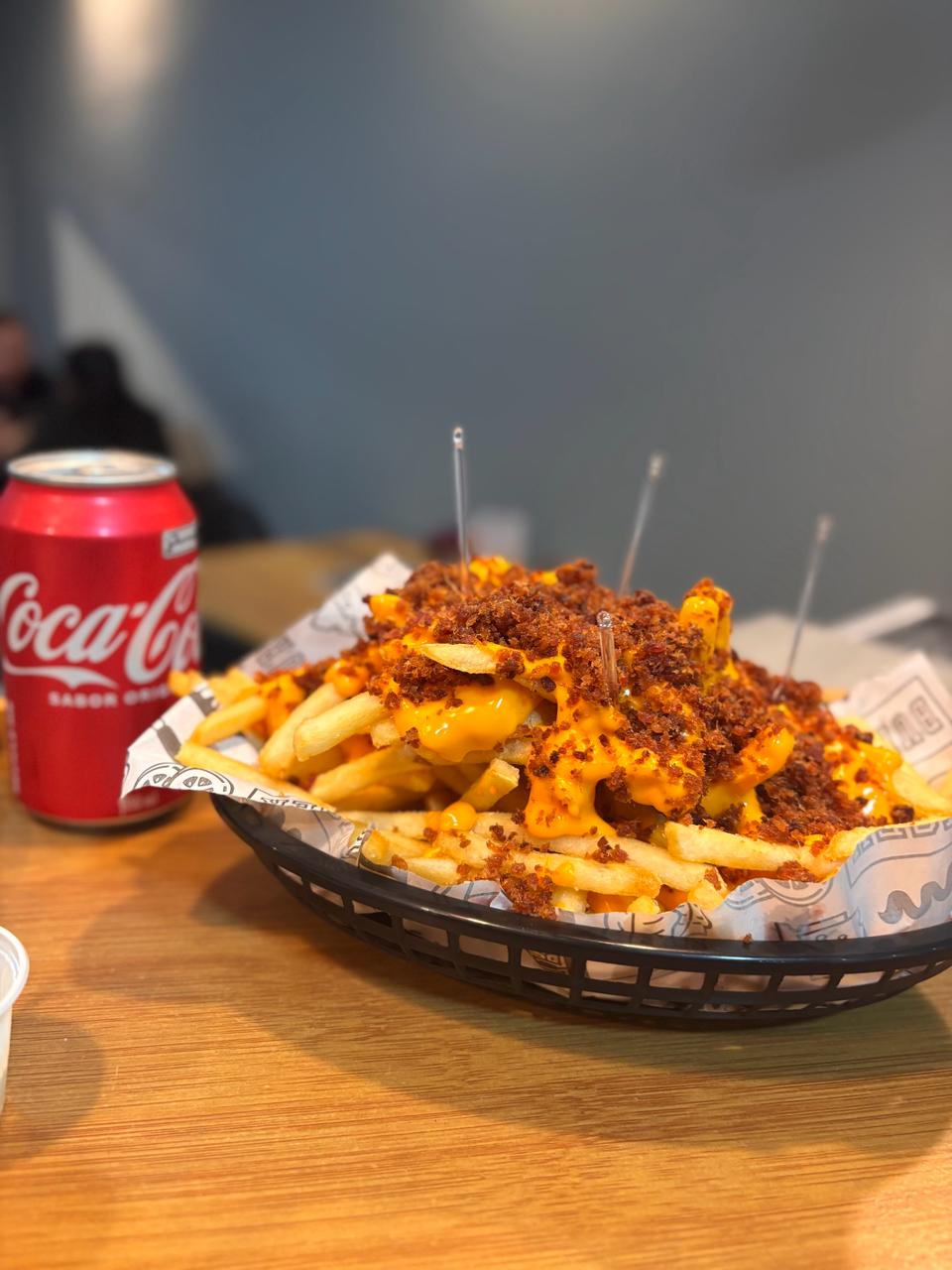 Batata frita com crispy de bacon e cheddar
